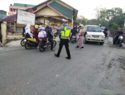 Pelayanan Pagi untuk Masyarakat, Polres Aceh Tengah Bantu Seberangkan Warga dan Anak Sekolah di Titik Padat Aktivitas