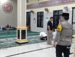 Anggota Polsek Gunungkencana Polres Lebak Rutin Giat Subling Di Mesjid Baitul mutaqin