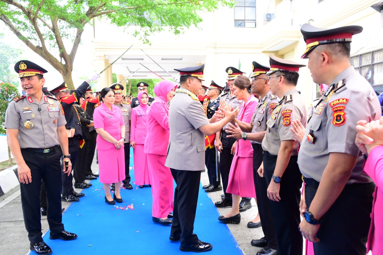 Kapolda Jambi Pimpin Langsung Pelepasan Wakapolda dalam Tradisi Penuh Makna