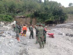Wujud Kemanunggalan TNI Pascabencana, Satgas Kodim 0106/Aceh Tengah Perbaiki Jembatan Rusak