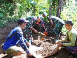 Peduli Kesehatan Warga, Satgas TMMD Ke 127 Kodim 0808/Blitar Kerjakan Pondasi MCK Mbah Sinem
