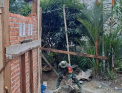 Ringankan Beban, Babinsa Bantu Warga Bangun Rumah di Desa Binaan
