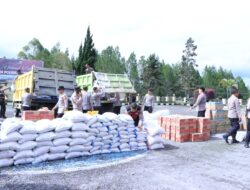 Mahasiswa STIK-PTIK Angkatan 83 Bagikan Daging Meugang dan Bansos Kapolri di Pengungsian Jamur Ujung