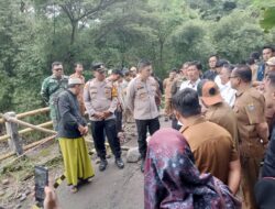 Babinsa Argasunya Monitoring Kunjungan Wali Kota Cirebon Tinjau Jalan Longsor di Lebakngok