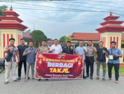 Menjelang Magrib, Sat Reskrim Polres Sarolangun Turun ke Jalan! 60 Paket Takjil Dibagikan di Simpang Pelawan