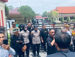 Polwan sambut aksi damai dengan humanis di depan gerbang polres sarolangun