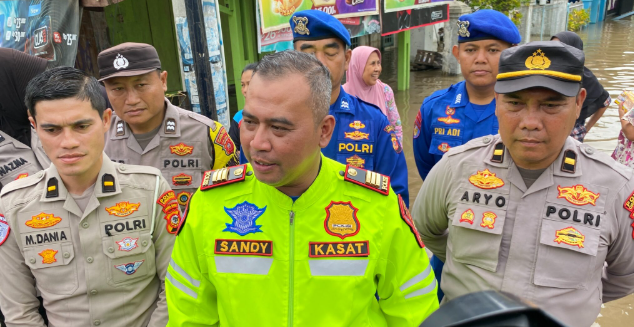 Polres Cirebon Kota Salurkan Bantuan Makanan untuk Korban Banjir di Gunungjati