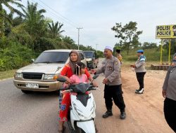 Polres Sarolangun Tunjukkan kepeduliannya pada masyarakat melalui kegiatan sosial pembagian takjil