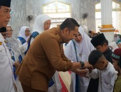Bupati M. Syukur Santuni 77 Anak Yatim di Sela Pesantren Kilat