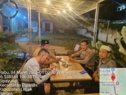 Kapolsek Cipanas dan Anggota Cek Pos Kamling di Kp.Hamberanh Ds.Luhurjaya Kecamatan Cipanas Kabupaten Lebak