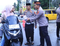 Polres Bener Meriah dan Bhayangkari Berbagi Takjil untuk Pengendara di Bulan Ramadhan