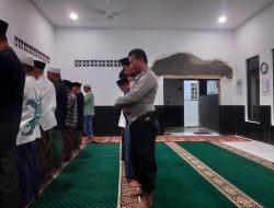 Anggota Polsek Cibadak Polres Lebak Laksanakan kegiatan Sholat Taraweh keliling (Tarling).