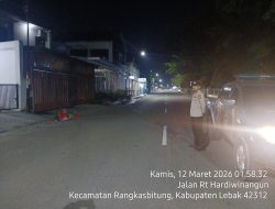 Ps.Kanit Samapta Polsek Rangkasbitung Polres Lebak Patroli Mobile Menjelang Sahur di Jalan RT.Hardiwinangun