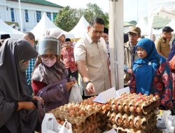 Bupati M. Syukur Beli Paket Sembako untuk Anak Yatim dan Fakir Miskin di Pasar Murah Kejari Merangin