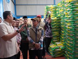 Stok Beras dan Minyak Aman, Bupati M. Syukur Lepas Keberangkatan Bantuan Pangan