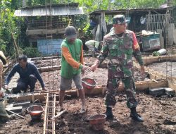Wujud Kemanunggalan TNI-Rakyat, Babinsa Bakung Turun Langsung Bantu Warga