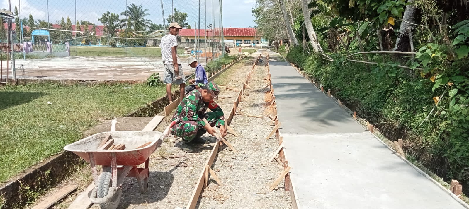 Babinsa 420/08 Tabir Pererat Silaturahmi Lewat Gotong Royong di Desa Pulau Aro