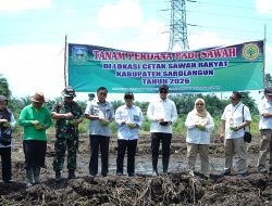 Tanam Perdana Padi Sawah dilokasi Cetak Sawah Rakyat diDesa Penarun Kecamatan Bathin VIII Kabupaten Sarolangun,