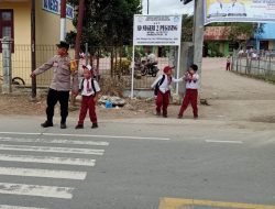 Polisi Hadir di Pagi Hari, Bantu Pelajar Menyeberang di Tengah Padatnya Aktivitas Warga
