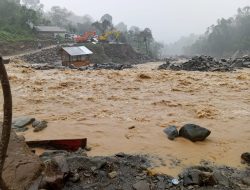 Akses Jalan Wih Porak Kembali Lumpuh, Luapan Sungai Rendam Badan Jalan
