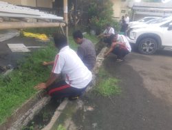 Kapolsek Rangkasbitung Polres Lebak Giat Jumat Bersih Bersama Personil di Halaman Mako