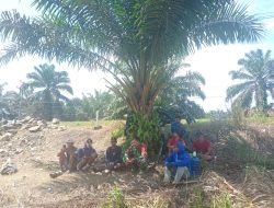 Babinsa Koramil 420-04/Sarolangun Pererat Silaturahmi Melalui Komsos di Limbur Tembesi