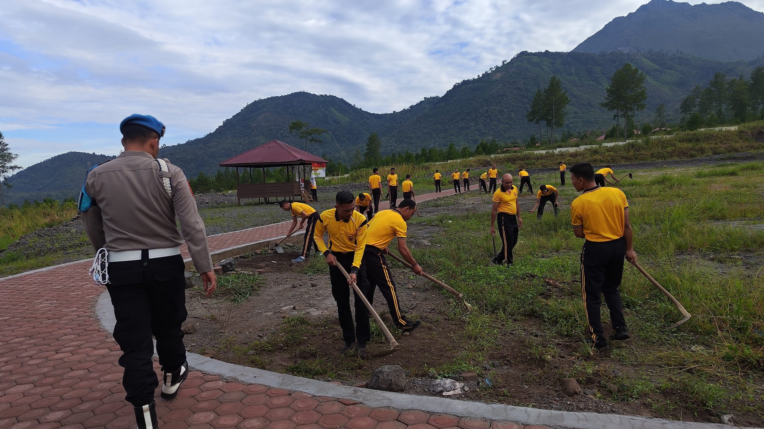 Wujudkan Pelayanan Prima, Personel Polres Bener Meriah Percantik Mako Melalui Aksi Bersih-Bersih Bersama