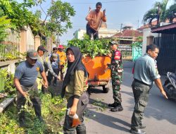 Implementasi Jum’at Bersih, Babinsa, Aparat Kelurahann Linmas & Warga Gotong Royong Bersih-Bersih Lingkungan