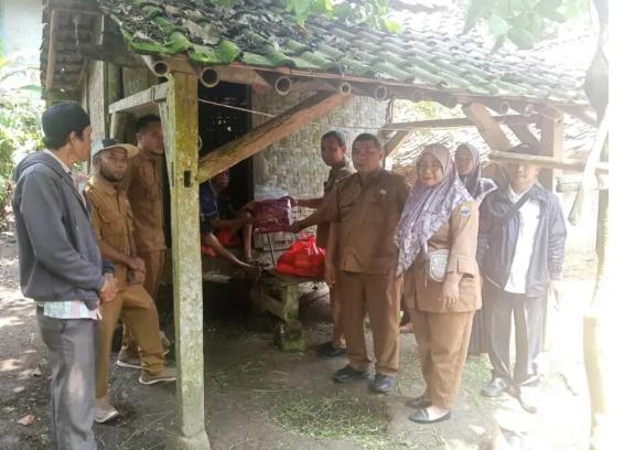 Respon Cepat Tanggap Dinasosial kabupaten Lebak Bergerak Lebih Cepat Tangani Kondisi yang Memprihatinkan keluarga ibu Saminah Di Kec Cikulur Lebak Banten.