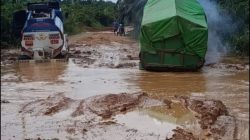 Jalan Provinsi atau Kubangan Lumpur? Ketungau Hilir Dibiarkan Terbenam, Pajak Warga Menguap Entah ke Mana