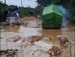 Jalan Provinsi atau Kubangan Lumpur? Ketungau Hilir Dibiarkan Terbenam, Pajak Warga Menguap Entah ke Mana