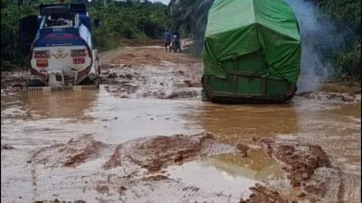 Jalan Provinsi atau Kubangan Lumpur? Ketungau Hilir Dibiarkan Terbenam, Pajak Warga Menguap Entah ke Mana