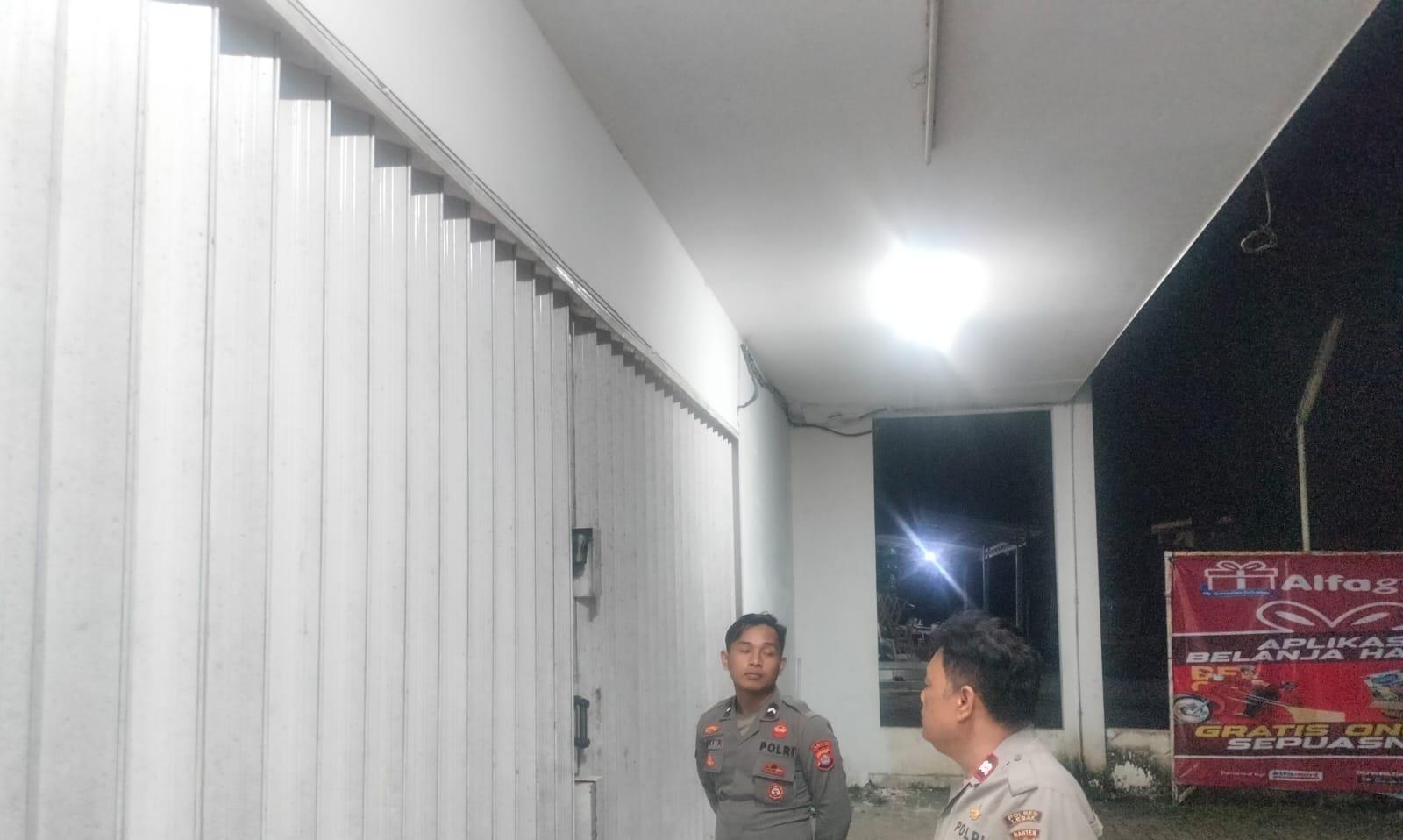 Anggota Polsek Leuwidamar Polres Lebak, Patroli Malam Hari Guna Mencegah Gangguan Kamtibmas