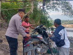 Pasca Bencana, Polsek Linge Bantu Penyeberangan Warga dan Semangati Siswa Belajar di Tenda Darurat