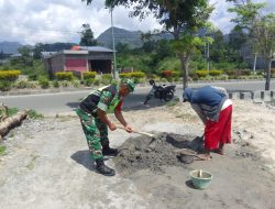 Babinsa Koramil 02 / Bebesen Aktif Berperan dalam Kegiatan Gotong Royong Bersama Warga