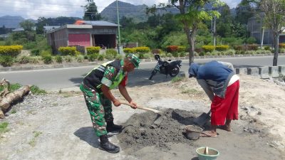 Babinsa Koramil 02 / Bebesen Aktif Berperan dalam Kegiatan Gotong Royong Bersama Warga