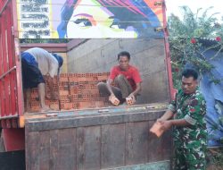 Bersama Warga, Anggota Satgas TMMD ke-128 Goro Turunkan Bata 