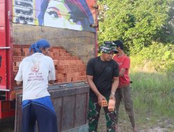 Anggota Satgas TMMD ke-128 dan Warga Turunkan Bata Untuk Rehap Masjid Al Kautsar Bersatu