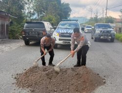 Polantas Polres Bener Meriah Gotong Royong Tambal Jalan Berlubang, Tekan Risiko Kecelakaan