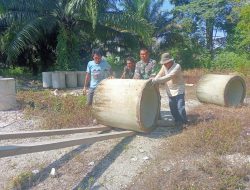 Warga dan Anggota Satgas TMMD ke 128 Kodim 0420/Sarko Turunkan Gorong-Gorong Untuk Akses Jalan Menuju Desa Seko Besar 