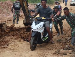 Sigap, Anggota Satgas TMMD ke 128 Kodim 0420/Sarko Bantu Warga Kesulitan Melintas di Jalan Rusak