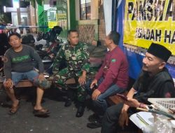 Babinsa Ngemplak Aktif Jaga Keamanan, Patroli Malam dan Komsos di Pos Pam Swakarsa Haji Donohudan