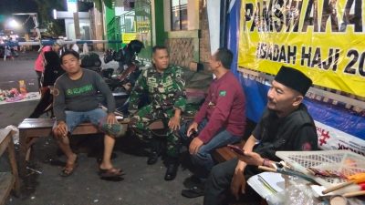 Babinsa Ngemplak Aktif Jaga Keamanan, Patroli Malam dan Komsos di Pos Pam Swakarsa Haji Donohudan