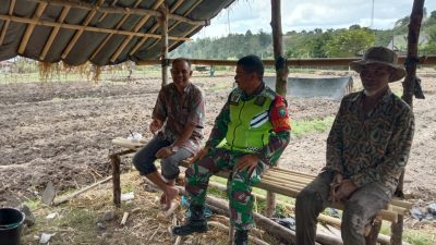 Babinsa Koramil Rusip Antara Laksanakan Komsos Bersama Warga Desa Atu Singkih