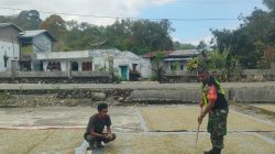 Babinsa Koramil 08/Silih Nara Bantu Warga Jemur Kopi, Pererat Silaturahmi di Desa Genting Gerbang