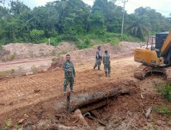 Satgas TMMD ke 128 Kodim 0420/Sarko Perbaiki Jembatan Darurat di Lokasi Perbaikan Jalan