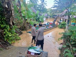 Polres Sarolangun Sigap Evakuasi Warga Terdampak Banjir Luapan Sungai Batang Asai.