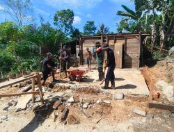 Satgas TMMD Ke-128 Bersama Warga Bangun Pondasi Rumah Layak Huni Milik Ruslan