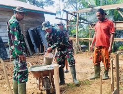 Anggota Satgas TMMD ke-128 Kodim 0420/Sarko Bersama Warga Bangun Pondasi Rumah Layak Huni Milik Lukman 