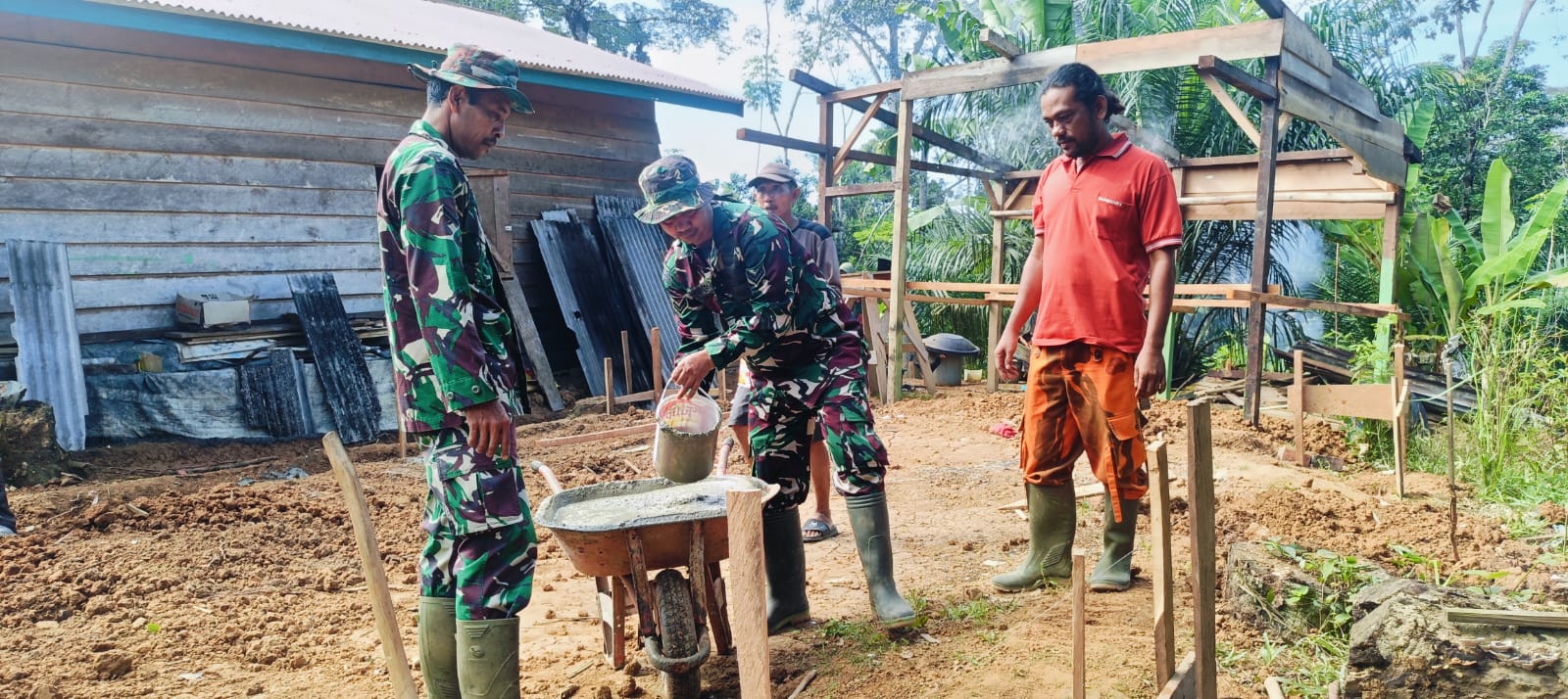 Anggota Satgas TMMD ke-128 Kodim 0420/Sarko Bersama Warga Bangun Pondasi Rumah Layak Huni Milik Lukman 